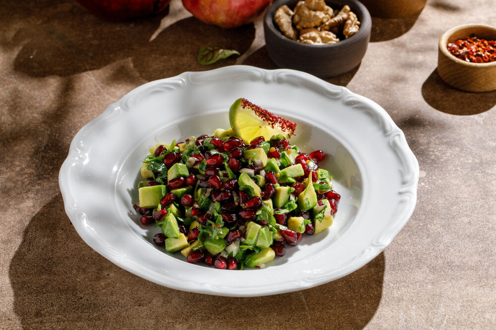 Салат с авокадо и гранатом 