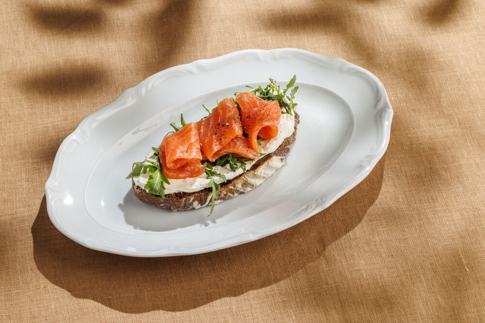 Bruschetta with salmon and cream cheese