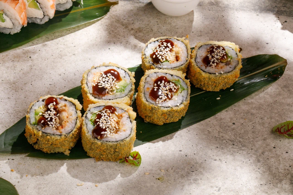 Spicy eel roll with unagi sauce