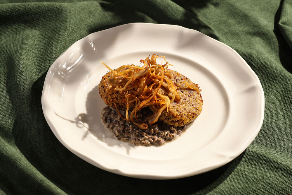 Quinoa cutlets with mushroom sauce