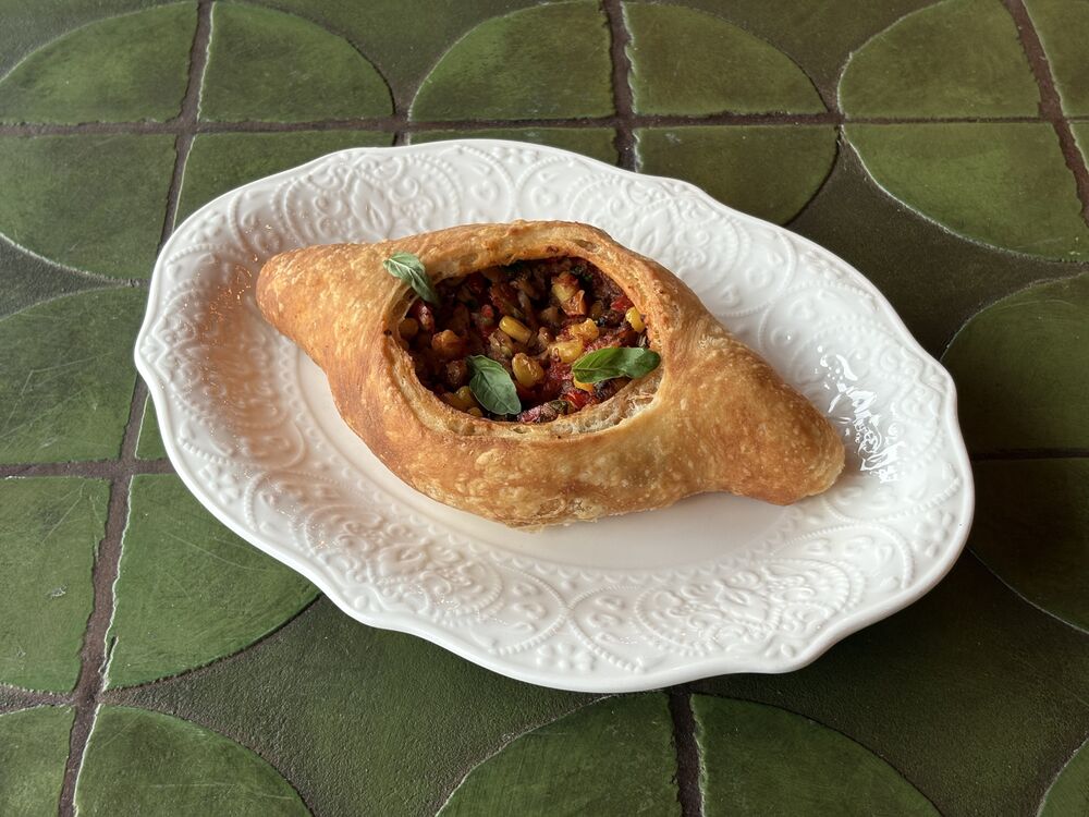 Хачапури по-аджарски с овощами