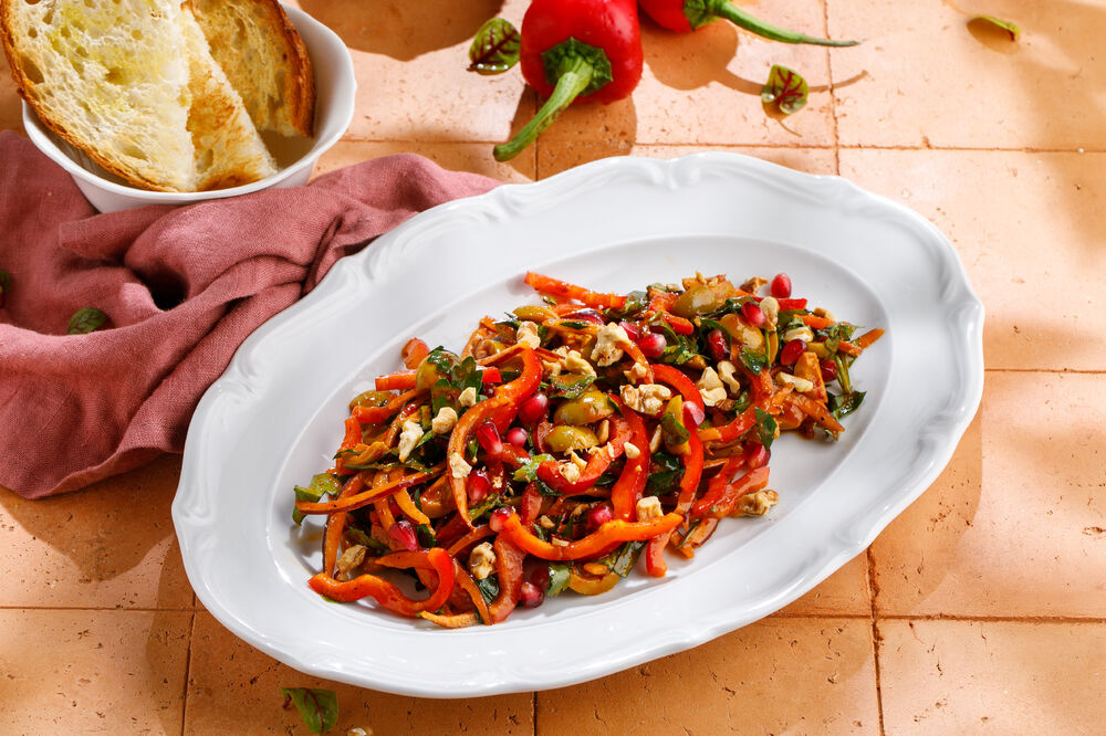Salad with ramiro peppers and olives