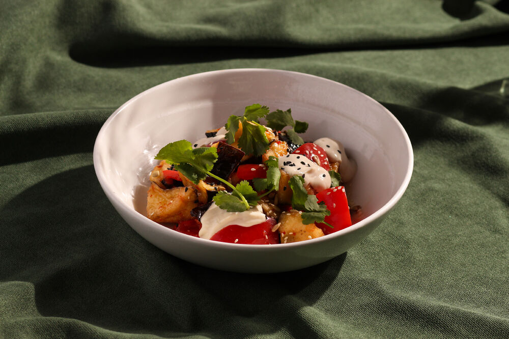 Salad with eggplant, tomatoes and cream with Tofu cheese