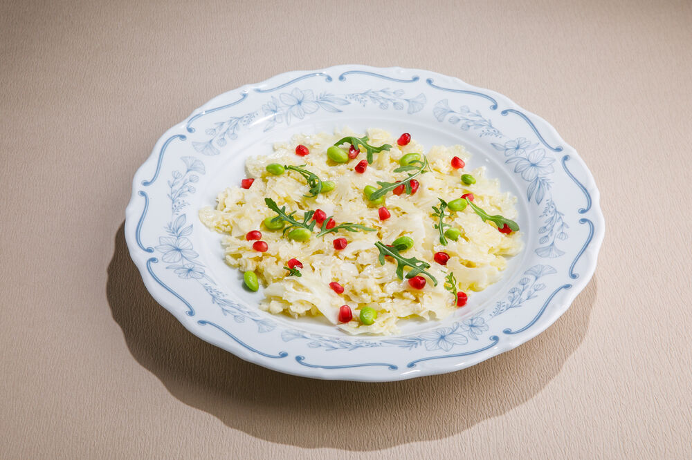 Карпаччо из цветной капусты с бобами эдамаме и гранатом