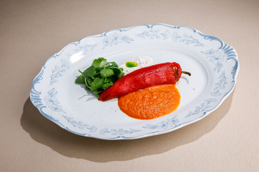 Фаршированный перец Рамиро с соусом романеско