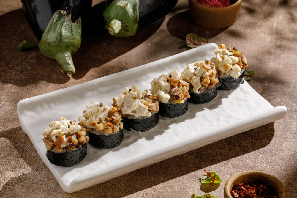 Ролл с подкопчённым баклажаном и "курицей" Сейтан