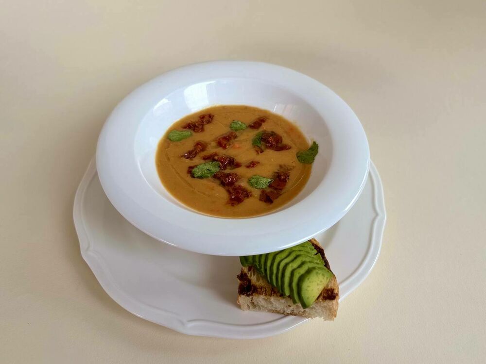 Lentil soup with pine nuts