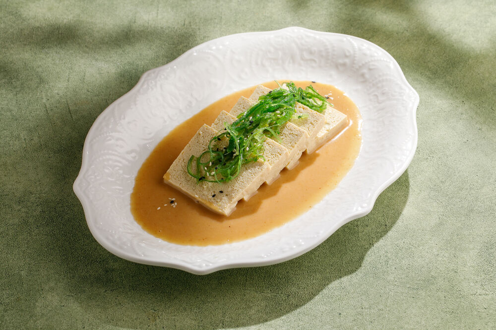Сыр тофу с ореховым соусом и салатом чука