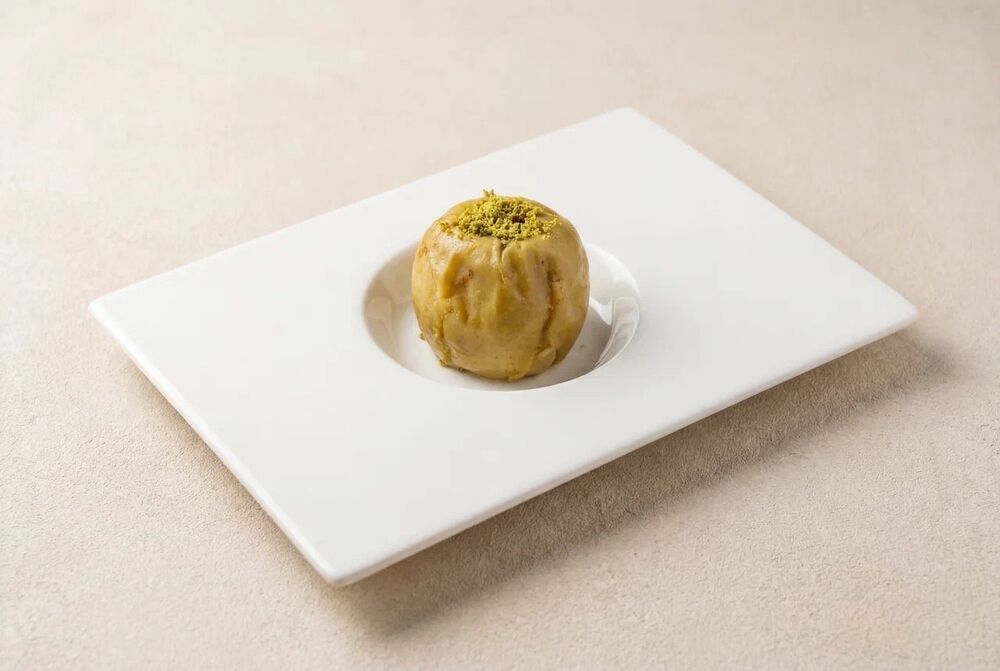 Печеное яблоко с медом и орехами