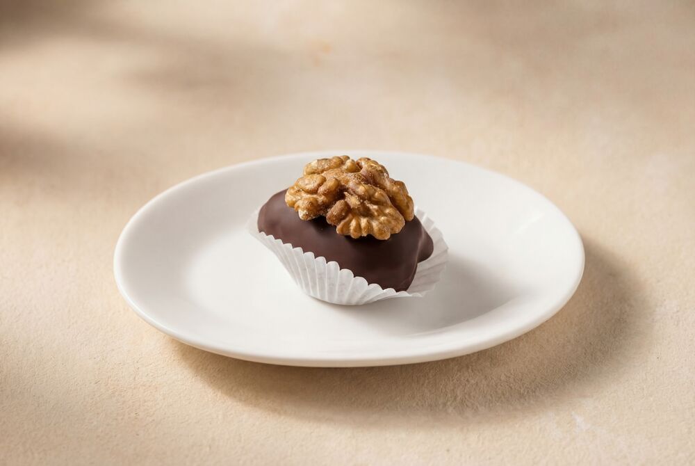 Королевские финики в шоколаде с грецким орехом 1 шт