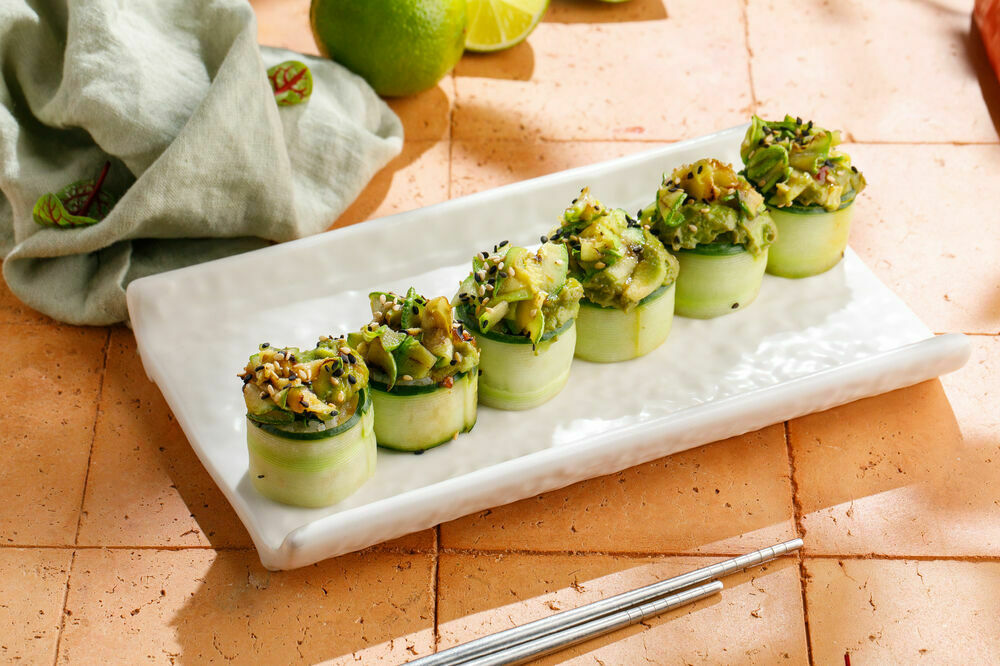 Ролл с авокадо и кабачками гриль