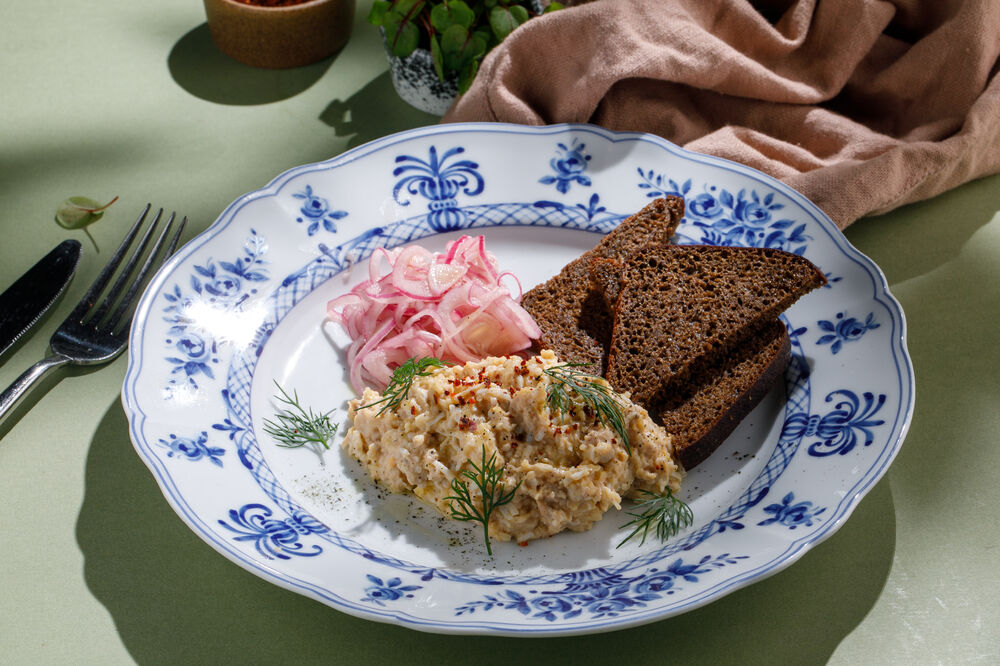 Печень трески с яйцом и гренками