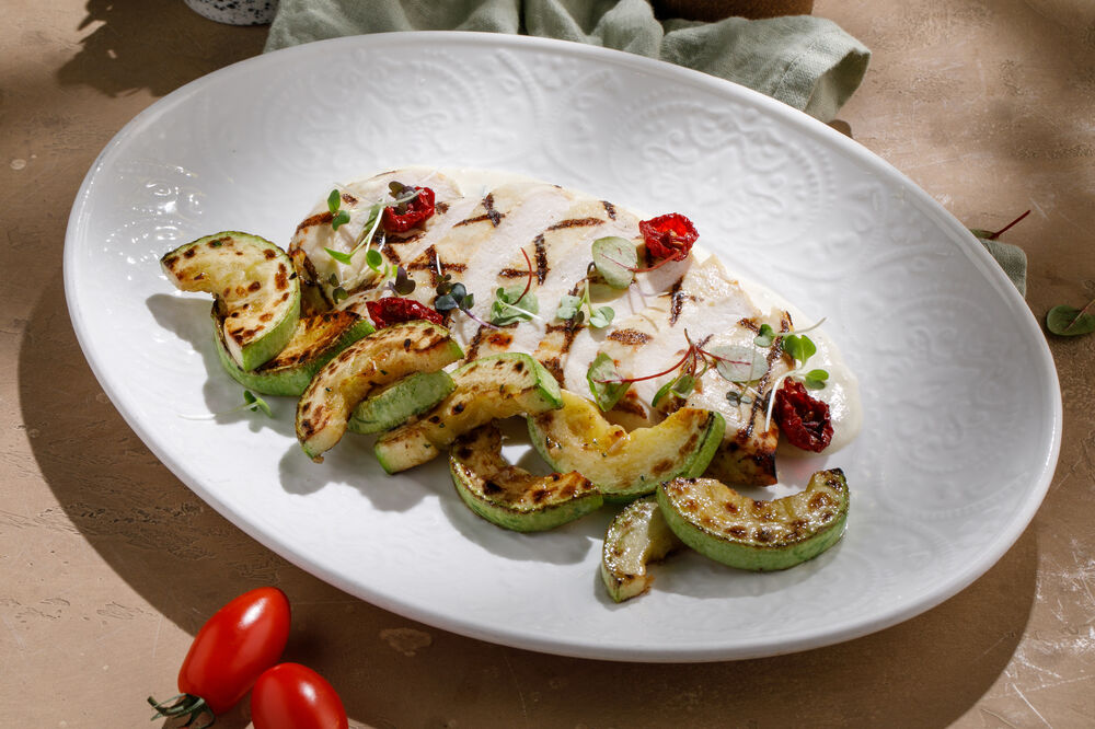 Куриная грудка на гриле с цукини на соусе дорблю