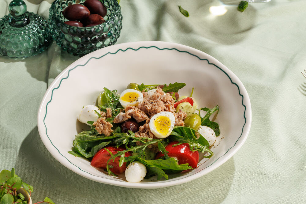 Italian salad with tuna and mozzarella