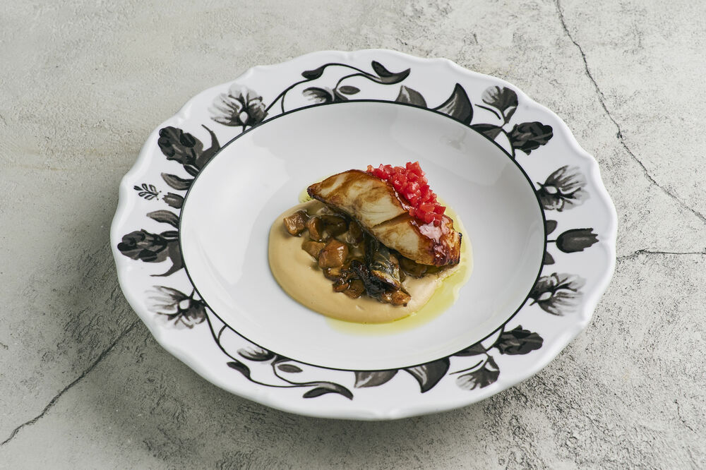 Черная треска с сельдереем и томатами 