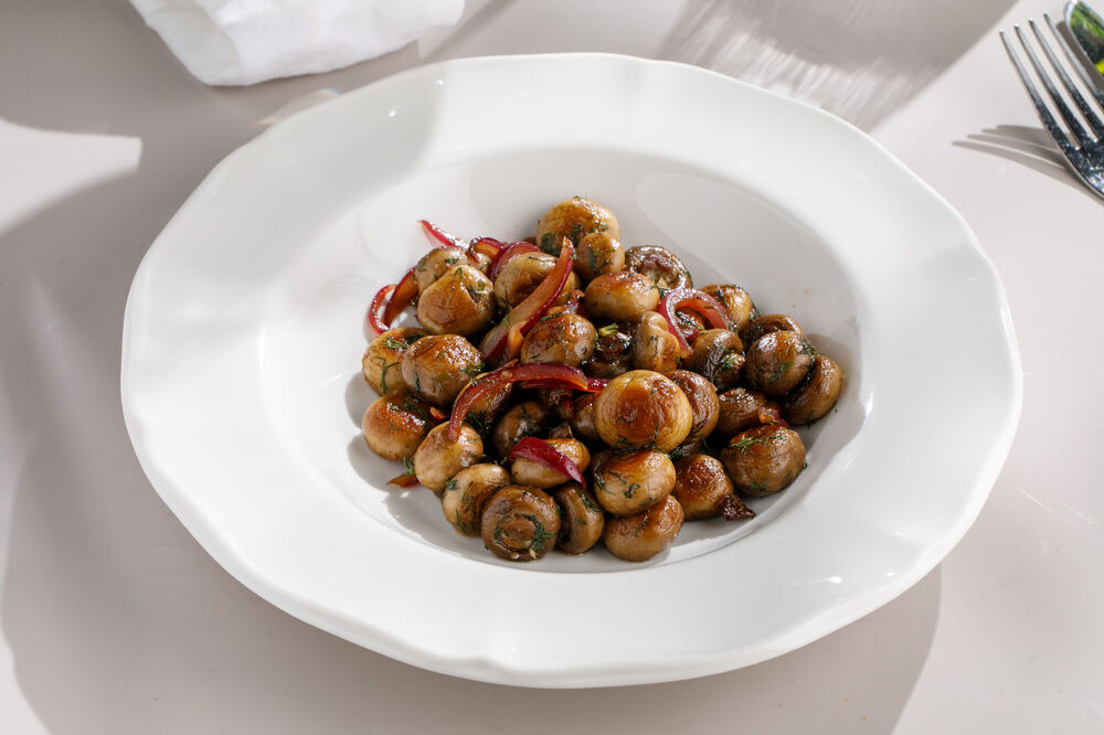 Fried mushrooms with garlic and herbs