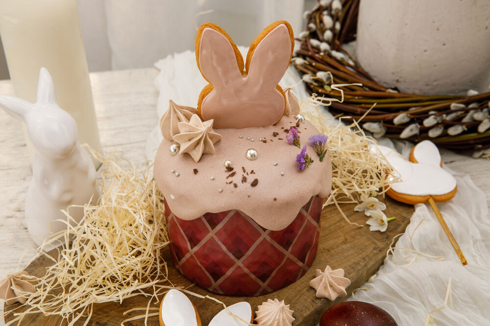 Cake with chocolate cream