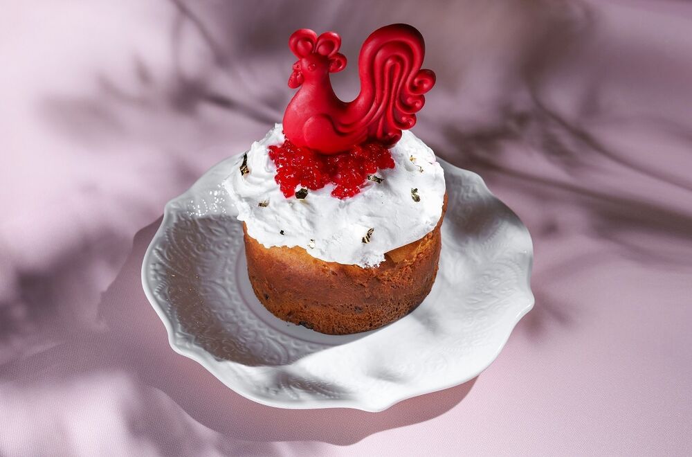 Custard Easter cake with candied fruits and raisins