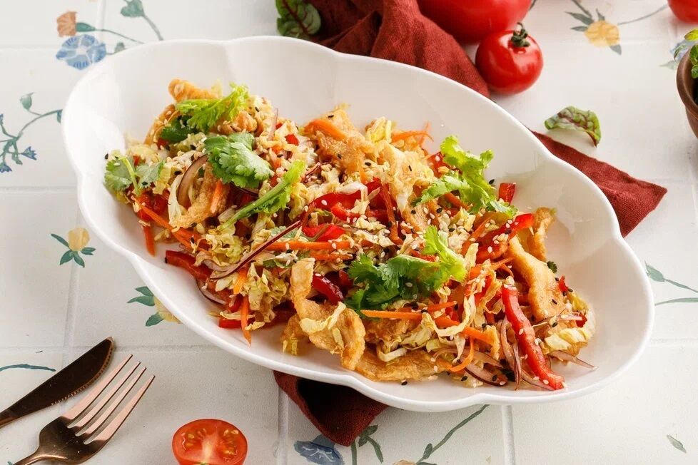 Салат с хрустящей курицей и имбирной заправкой
