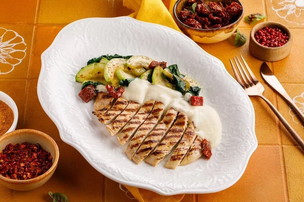 Chicken breast with zucchini and 4 cheese sauce