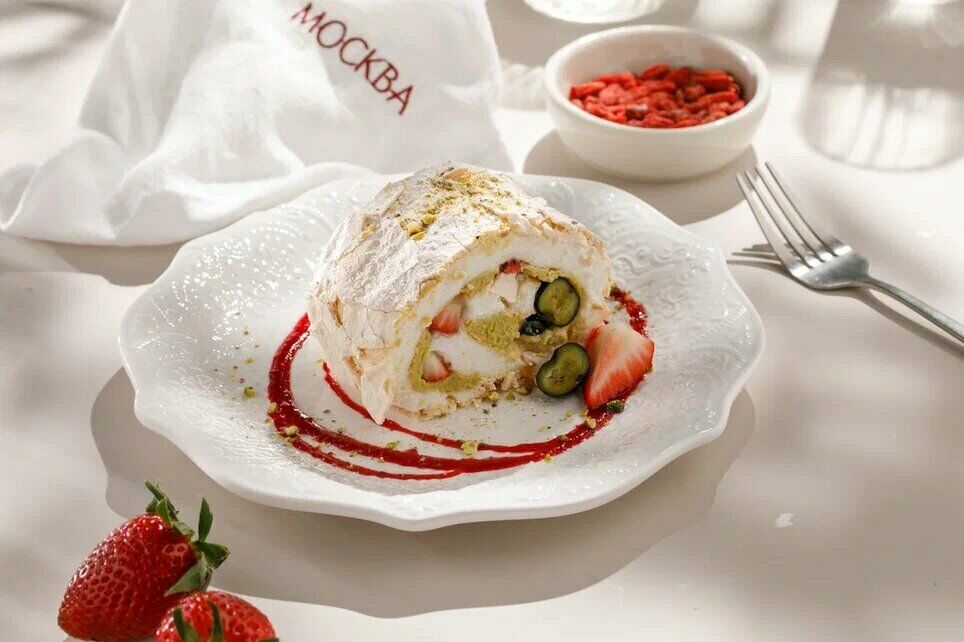 Meringue roll with pistachio