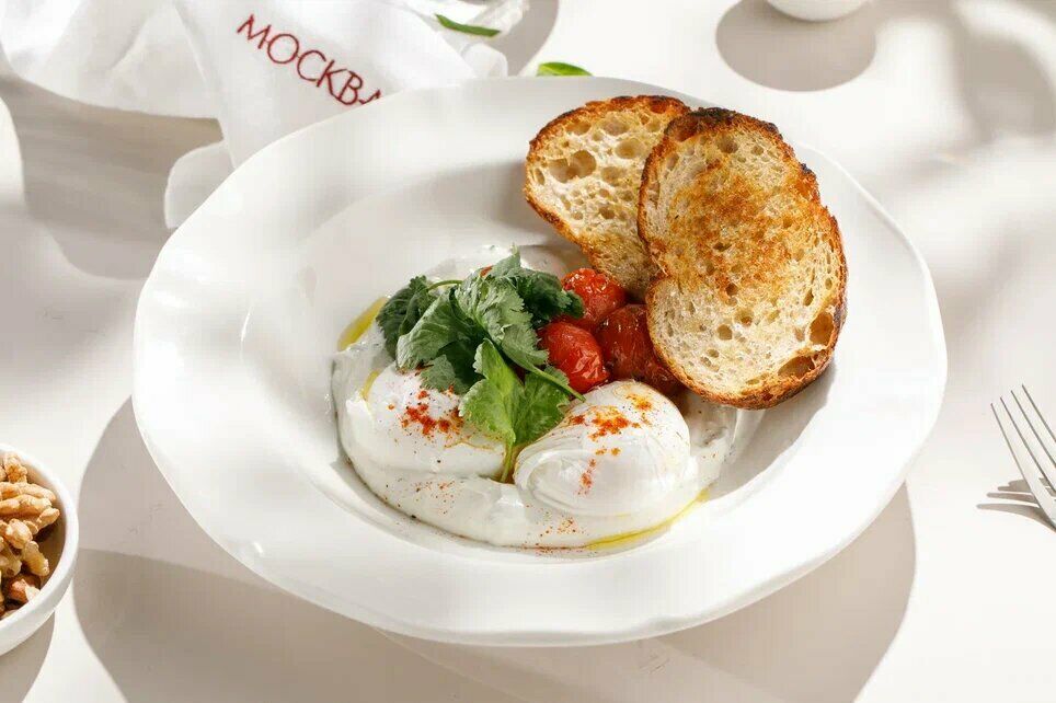 Turkish eggs with baked tomatoes