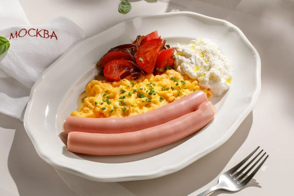 Скрэмбл с сосисками из цыпленка, страчателлой и томатами