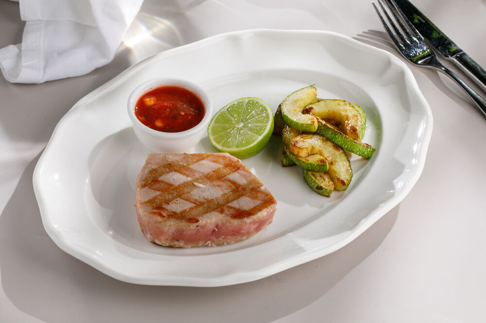 Стейк из тунца с соте из кабачков 
