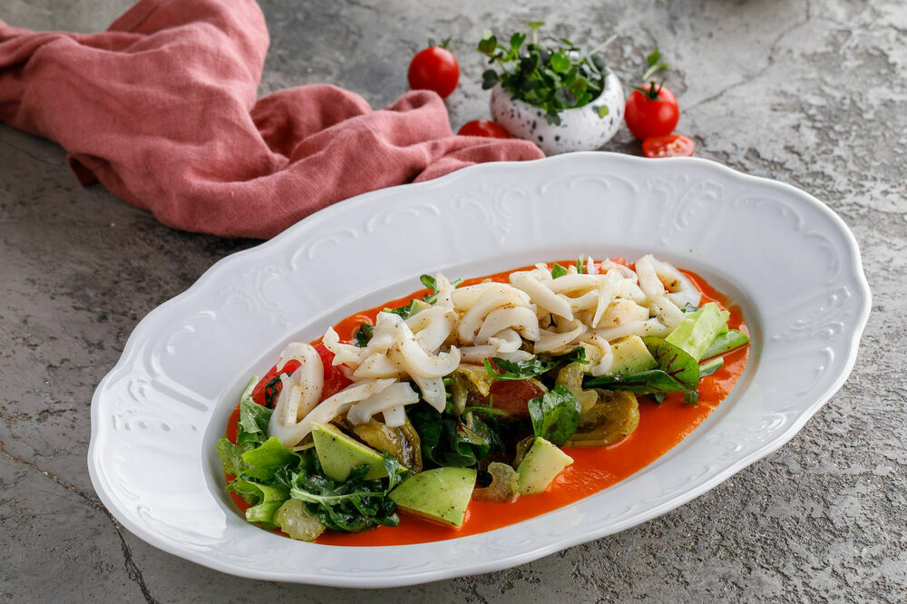Green salad with squid