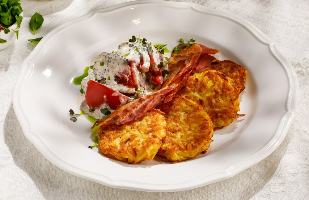 Драники с беконом, томатами и пряным соусом
