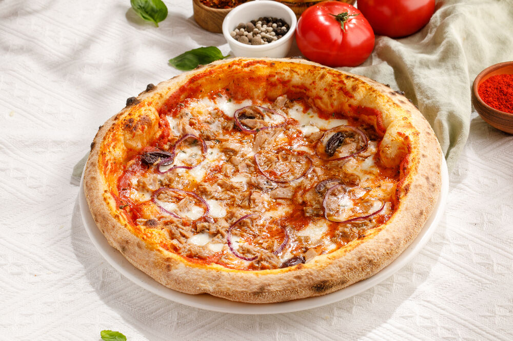 Pizza with canned tuna and red onion