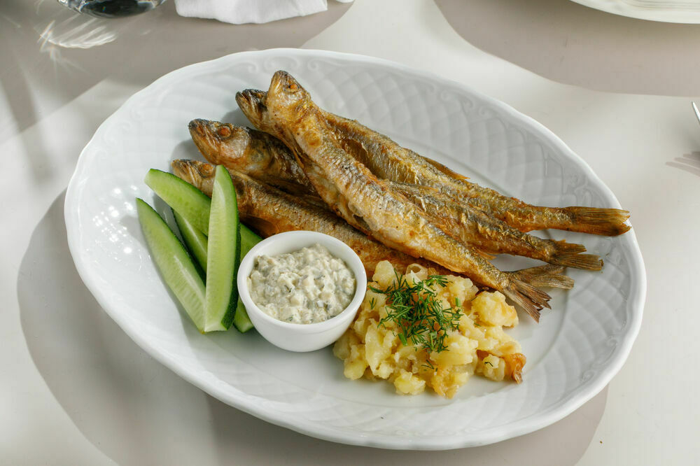 Fried Baltic smelt with mashed potatoes