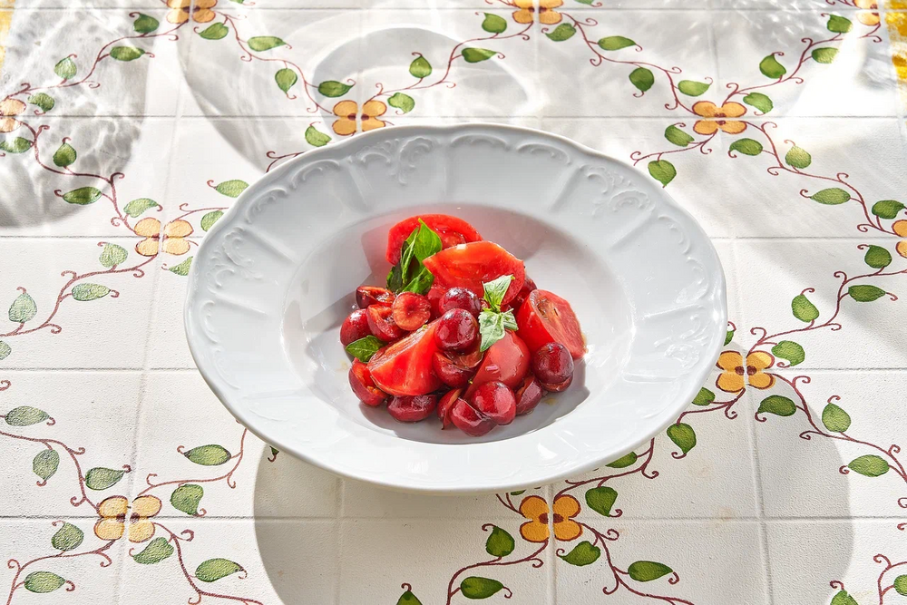 Salad with tomatoes and cherries