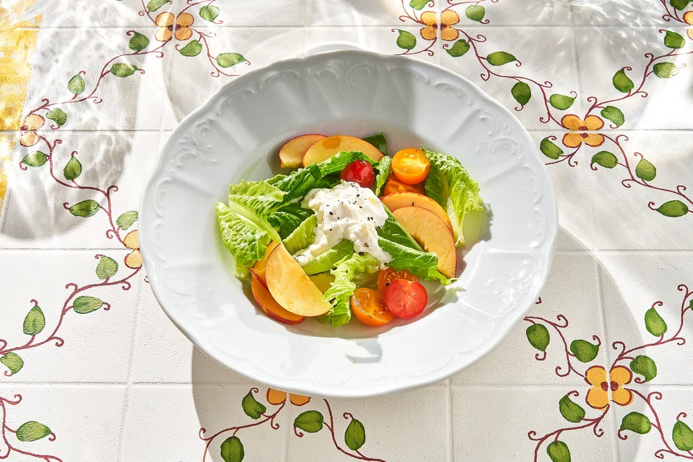 Salad with nectarines, strawberries and strachatella