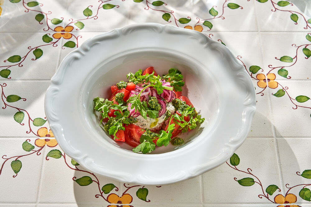 Salad of ripe tomatoes and radishes