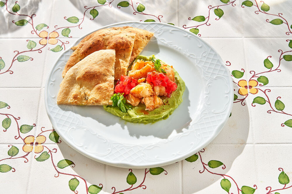 Guacamole with shrimp and spicy tortilla