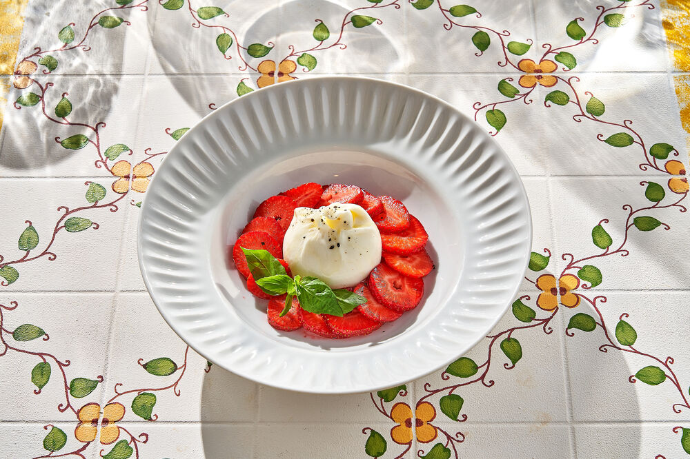 Буррата с клубникой	