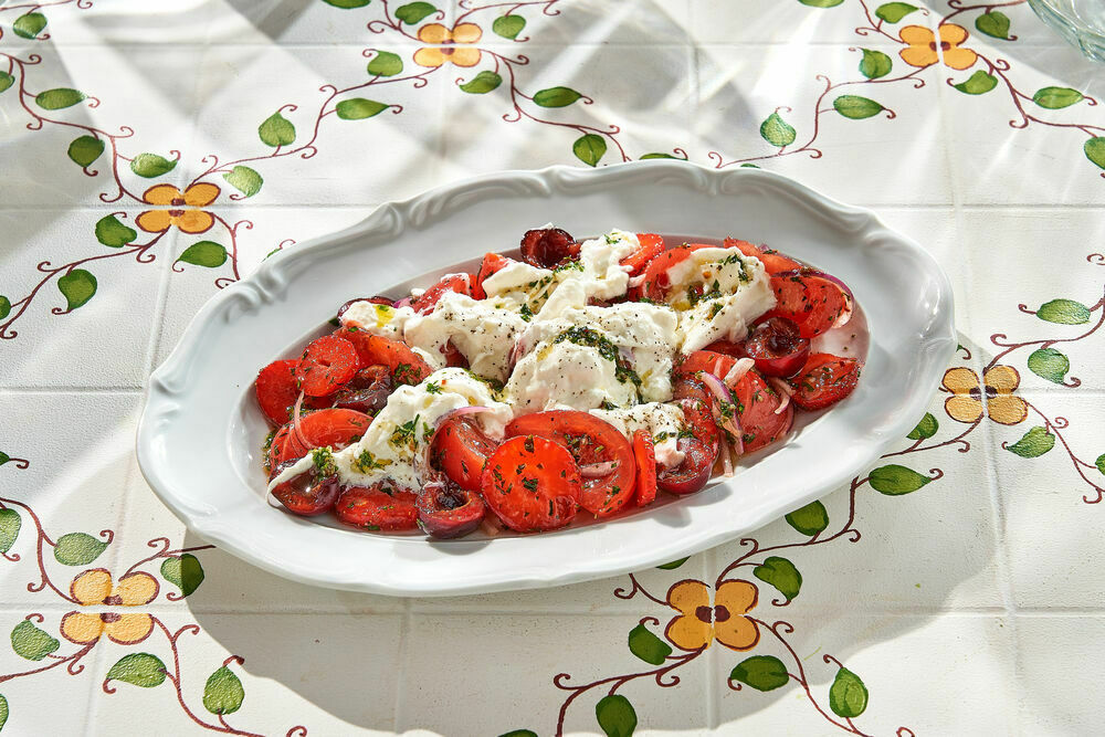 Буррата с черешней, клубникой и томатами