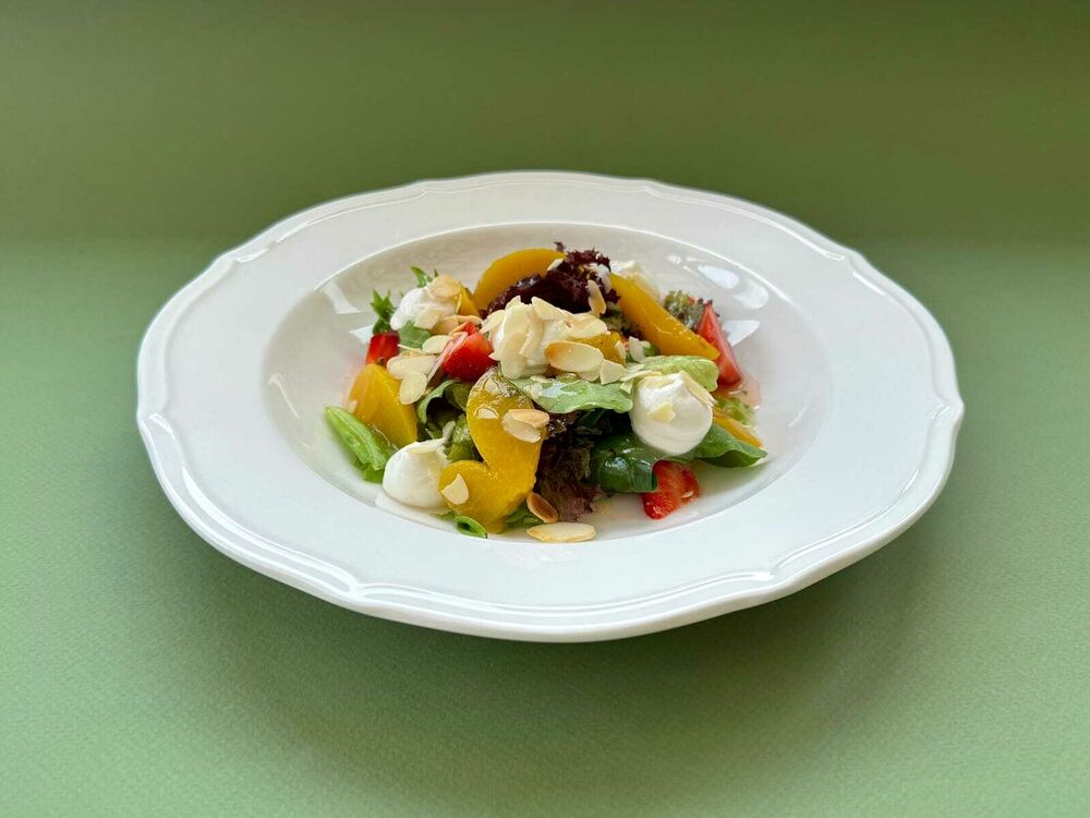 Salad with strawberries, peaches and soft cheese