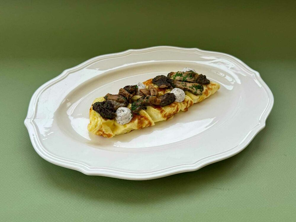 Омлет со сморчками и трюфельной пастой