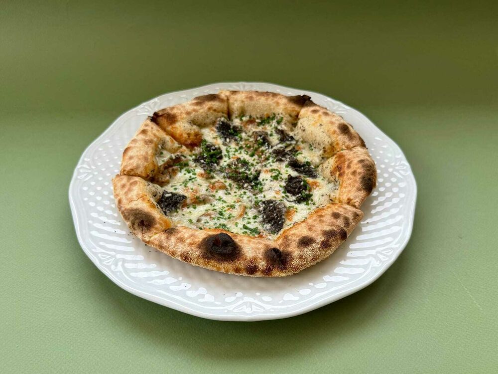 Pizza with morels and rustic sour cream