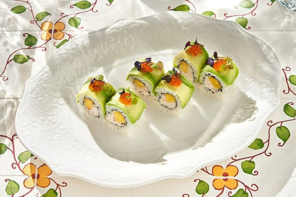 Roll with crab, avocado and mango