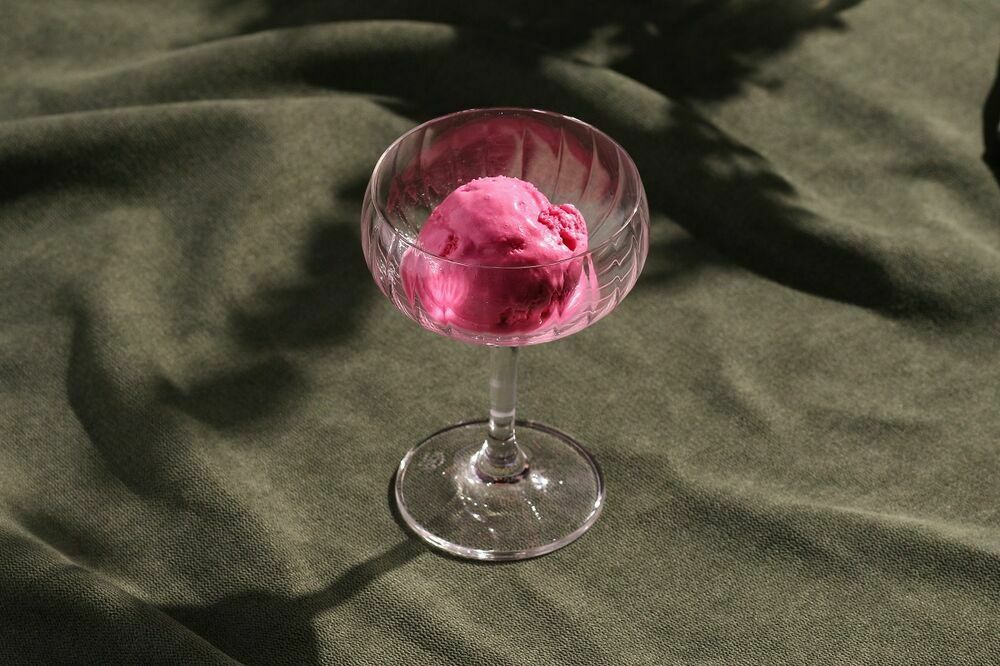 Мороженое клубничное (1 шарик)