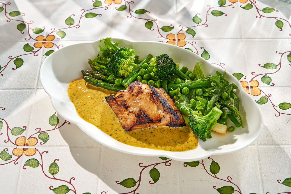 Charcoal fish with asparagus