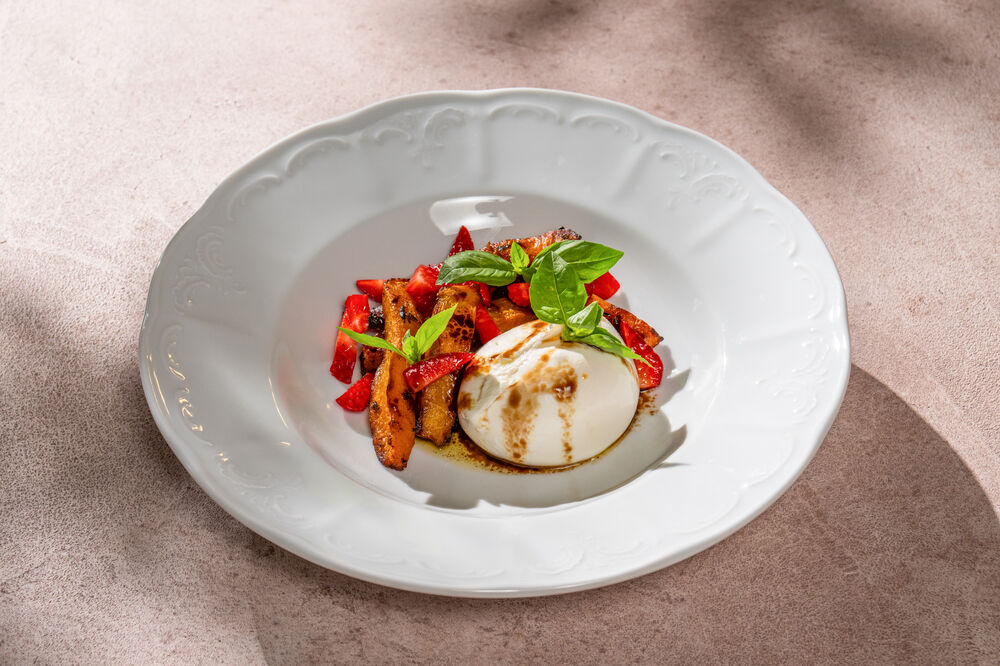  Burrata with baked pumpkin and fresh strawberries