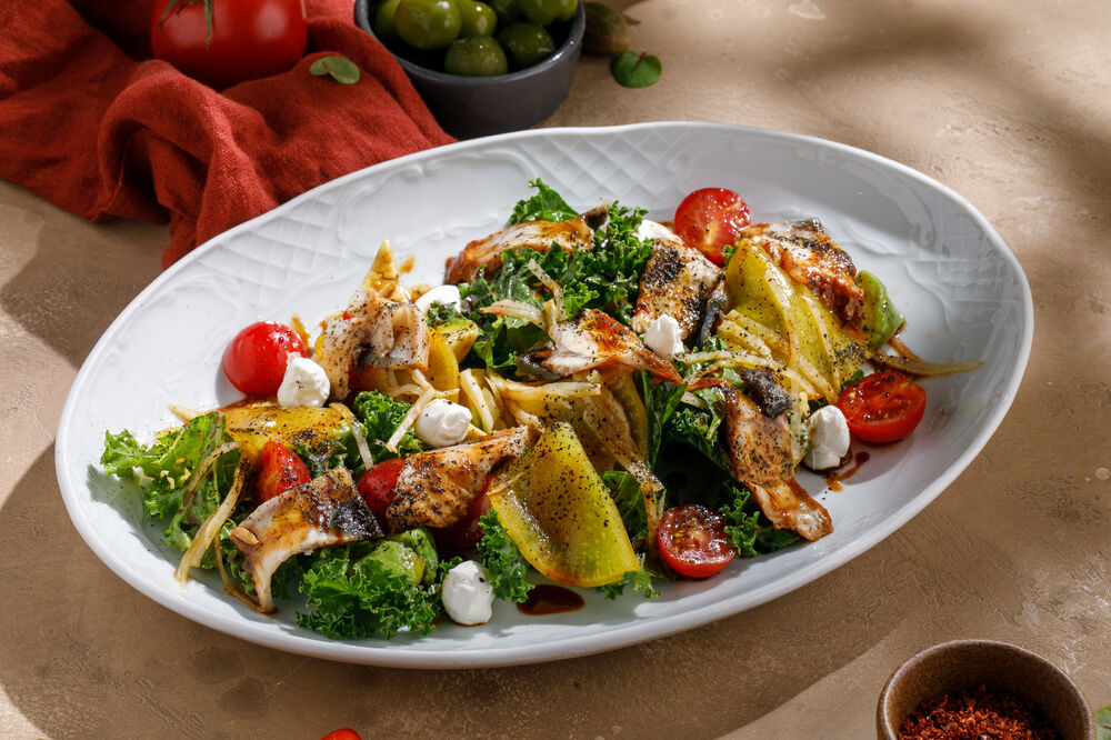 Philadelphia salad with eel 