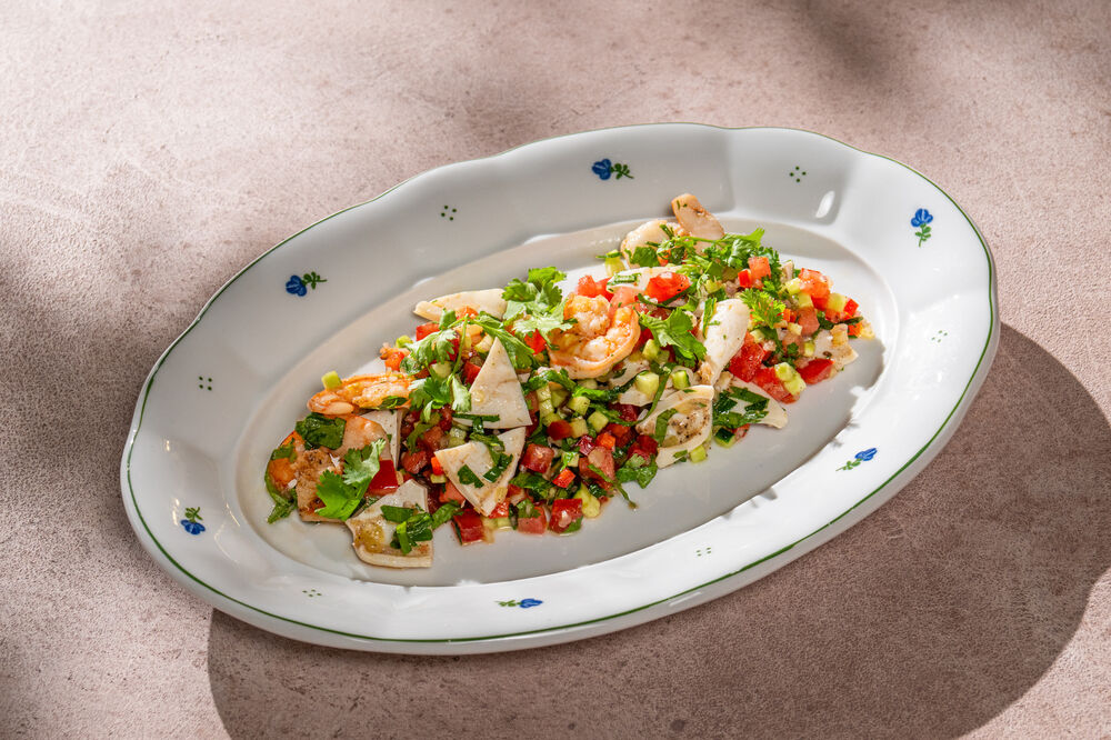 Салат с морепродуктами и свежими овощами 