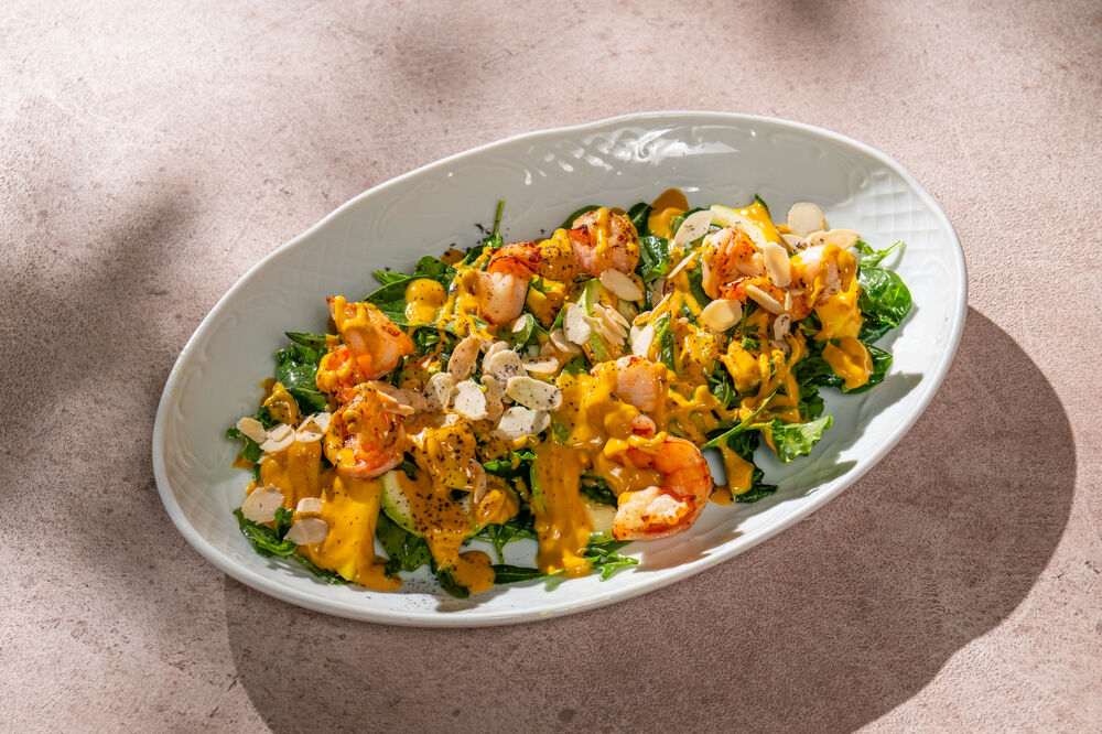 Микс-салат с креветками, манго и миндалем 