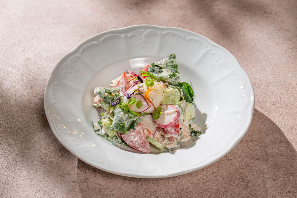 Овощной салат с камчатским крабом и яйцом пашот