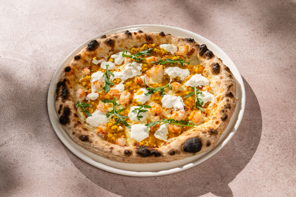 Пицца с тигровыми креветками и соусом из спелого манго